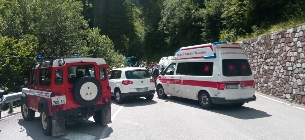 Due moto si centrano in curva, difficili i soccorsi perché non c'è spazio per far atterrare l'elicottero